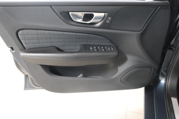 Esittelykuva VOLVO V60 bensiiniautosta.