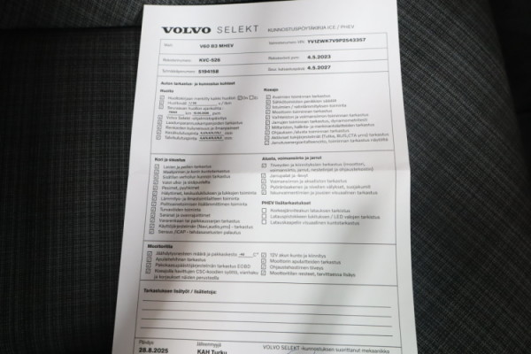 Esittelykuva VOLVO V60 bensiiniautosta.