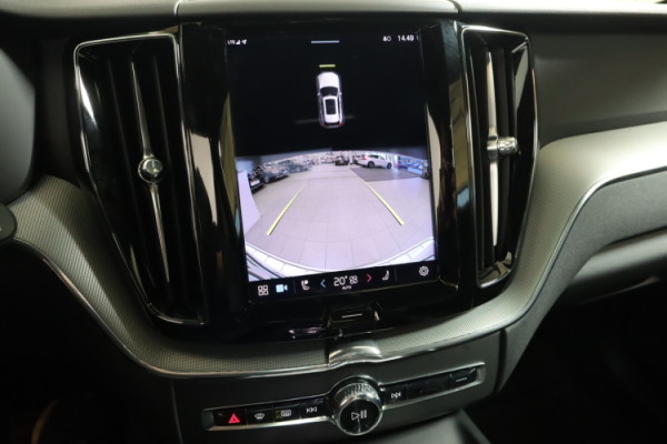 Esittelykuva VOLVO XC60 lataushybridiautosta.