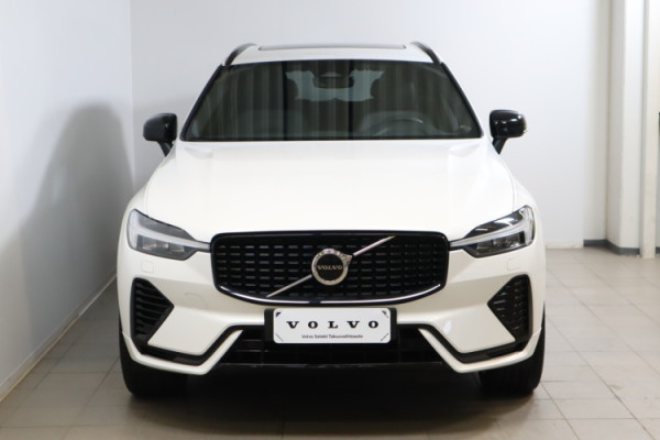 Esittelykuva VOLVO XC60 lataushybridiautosta.