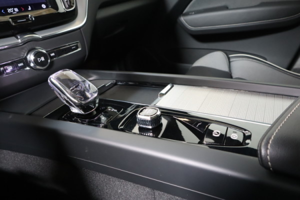 Esittelykuva VOLVO XC60 lataushybridiautosta.