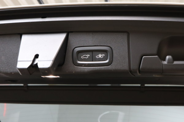 Esittelykuva VOLVO XC60 lataushybridiautosta.