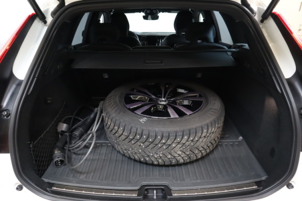 Esittelykuva VOLVO XC60 lataushybridiautosta.