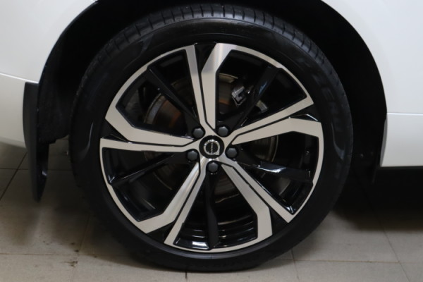 Esittelykuva VOLVO XC60 lataushybridiautosta.
