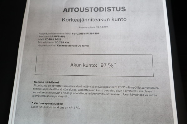 Esittelykuva VOLVO XC60 lataushybridiautosta.