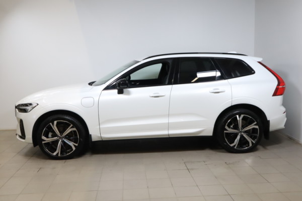 Esittelykuva VOLVO XC60 lataushybridiautosta.