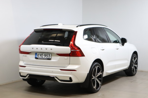 Esittelykuva VOLVO XC60 lataushybridiautosta.