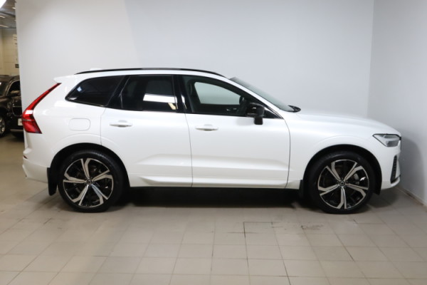 Esittelykuva VOLVO XC60 lataushybridiautosta.
