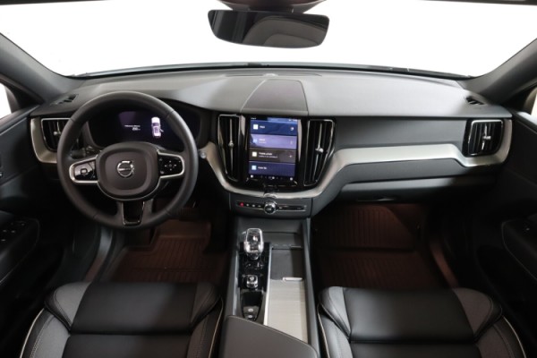 Esittelykuva VOLVO XC60 lataushybridiautosta.
