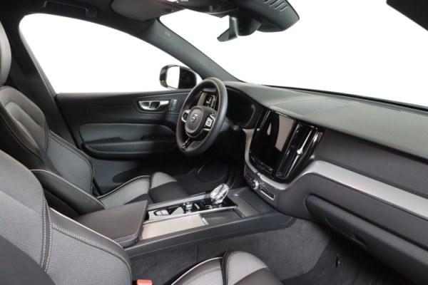 Esittelykuva VOLVO XC60 lataushybridiautosta.