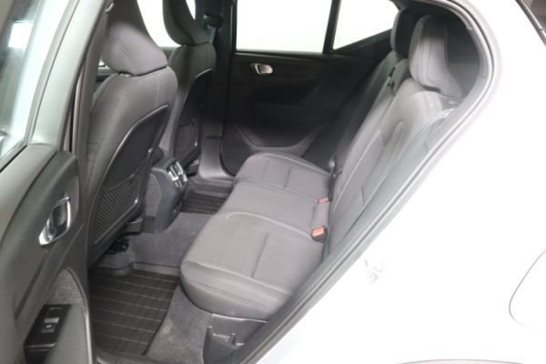 Esittelykuva VOLVO XC40 täyssähköautosta.