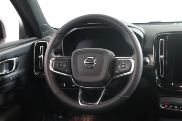 Esittelykuva VOLVO XC40 täyssähköautosta.