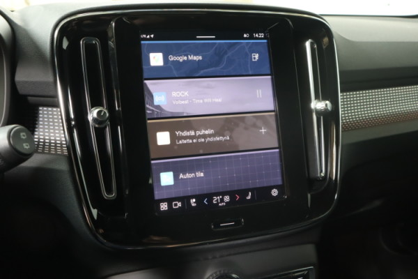 Esittelykuva VOLVO XC40 täyssähköautosta.