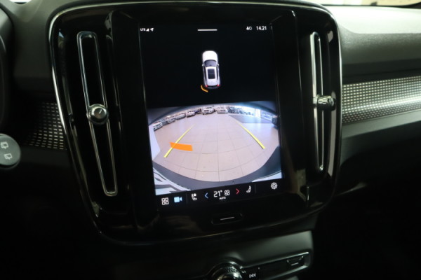 Esittelykuva VOLVO XC40 täyssähköautosta.