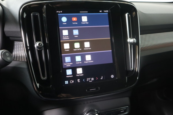 Esittelykuva VOLVO XC40 täyssähköautosta.