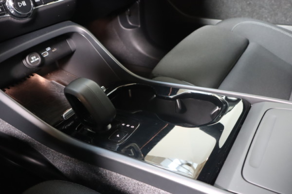 Esittelykuva VOLVO XC40 täyssähköautosta.