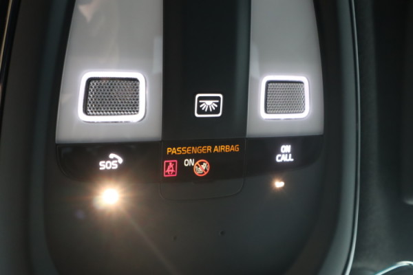 Esittelykuva VOLVO XC40 täyssähköautosta.