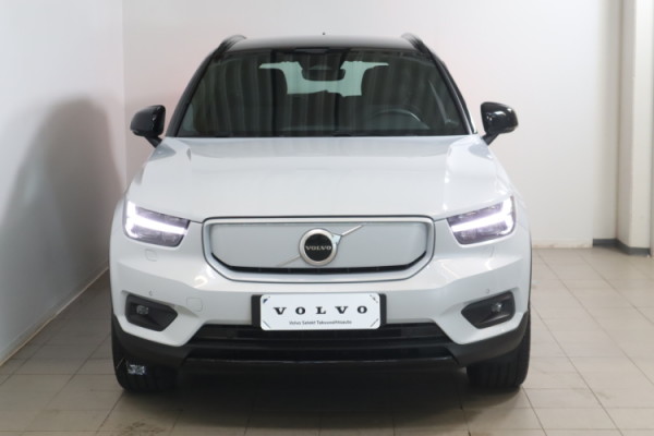 Esittelykuva VOLVO XC40 täyssähköautosta.