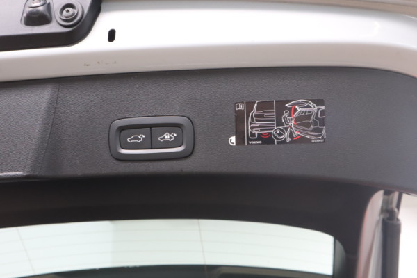 Esittelykuva VOLVO XC40 täyssähköautosta.