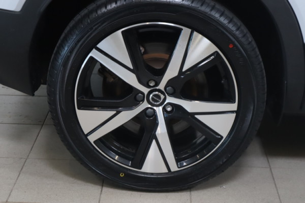 Esittelykuva VOLVO XC40 täyssähköautosta.