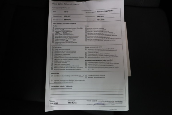 Esittelykuva VOLVO XC40 täyssähköautosta.