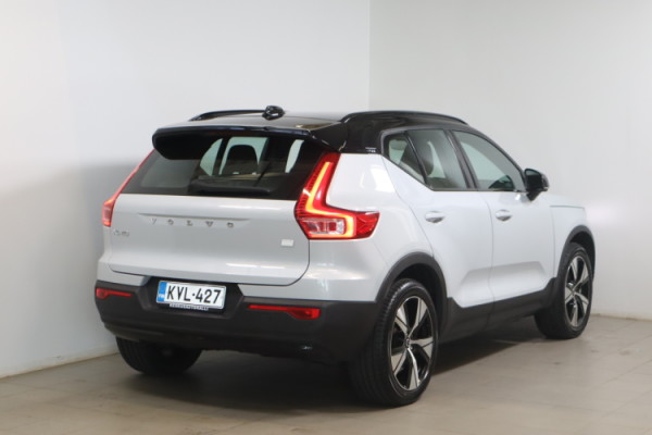 Esittelykuva VOLVO XC40 täyssähköautosta.