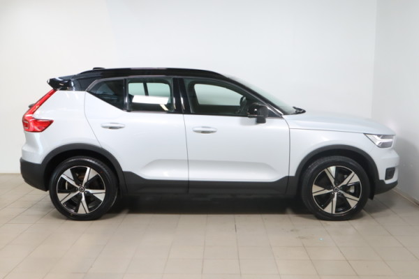 Esittelykuva VOLVO XC40 täyssähköautosta.