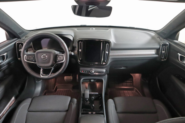 Esittelykuva VOLVO XC40 täyssähköautosta.