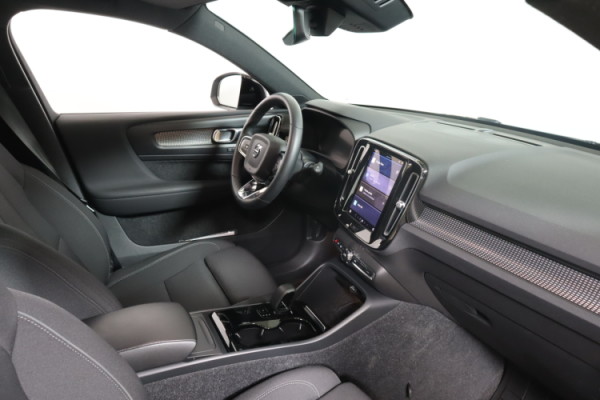 Esittelykuva VOLVO XC40 täyssähköautosta.