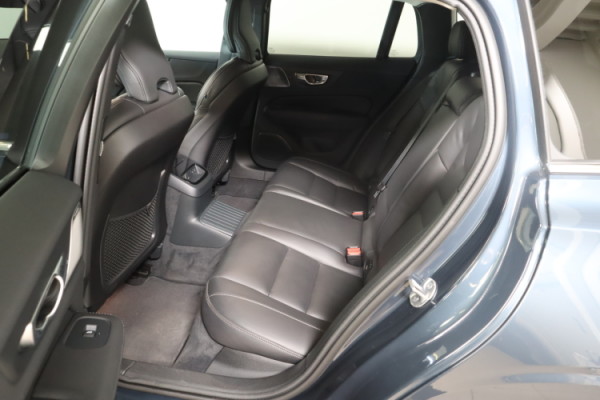 Esittelykuva VOLVO V60 lataushybridiautosta.
