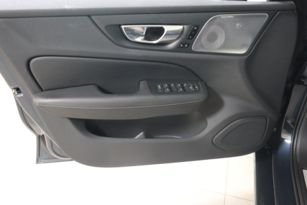Esittelykuva VOLVO V60 lataushybridiautosta.