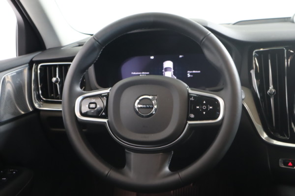 Esittelykuva VOLVO V60 lataushybridiautosta.