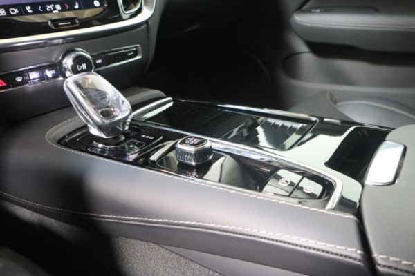 Esittelykuva VOLVO V60 lataushybridiautosta.
