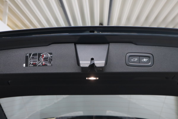 Esittelykuva VOLVO V60 lataushybridiautosta.