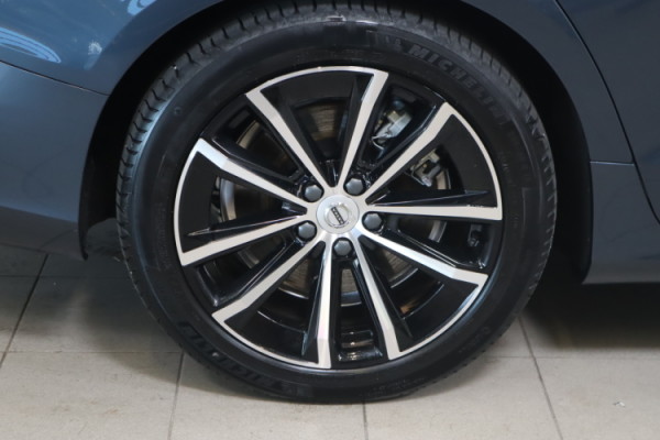 Esittelykuva VOLVO V60 lataushybridiautosta.