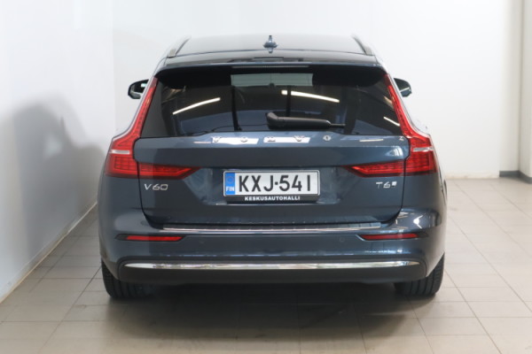 Esittelykuva VOLVO V60 lataushybridiautosta.