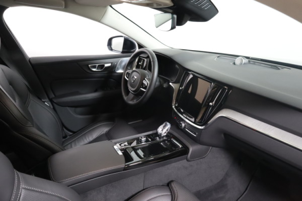 Esittelykuva VOLVO V60 lataushybridiautosta.