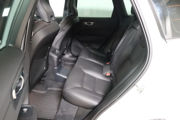 Esittelykuva VOLVO XC60 lataushybridiautosta.