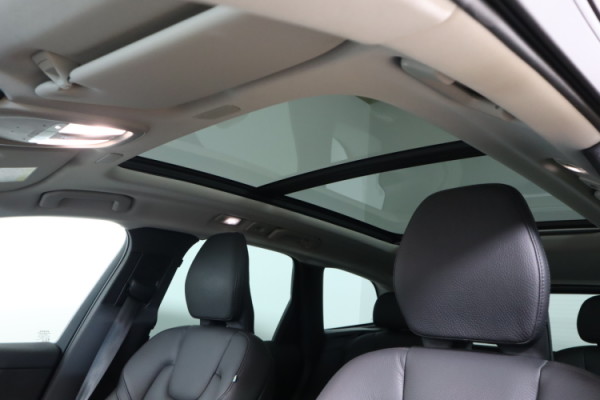 Esittelykuva VOLVO XC60 lataushybridiautosta.