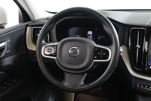 Esittelykuva VOLVO XC60 lataushybridiautosta.
