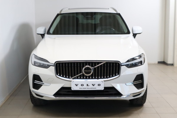 Esittelykuva VOLVO XC60 lataushybridiautosta.