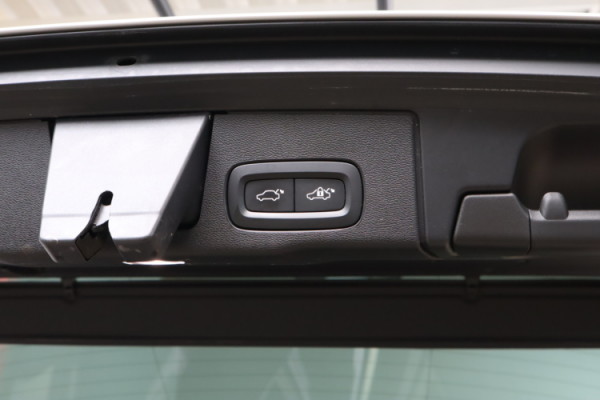 Esittelykuva VOLVO XC60 lataushybridiautosta.