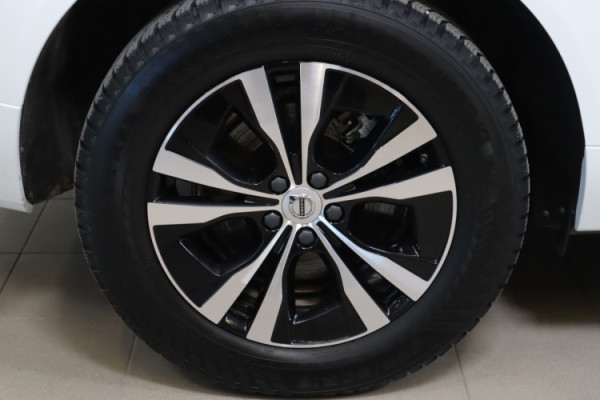 Esittelykuva VOLVO XC60 lataushybridiautosta.