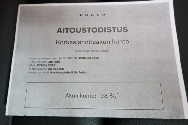 Esittelykuva VOLVO XC60 lataushybridiautosta.