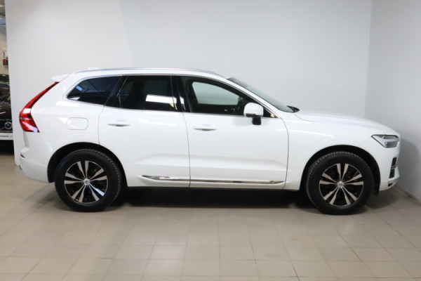 Esittelykuva VOLVO XC60 lataushybridiautosta.