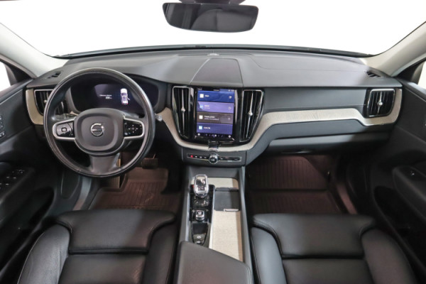 Esittelykuva VOLVO XC60 lataushybridiautosta.