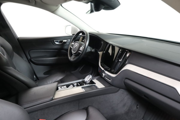 Esittelykuva VOLVO XC60 lataushybridiautosta.