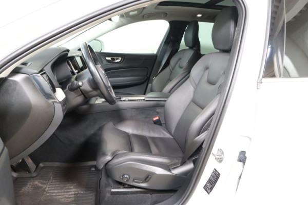 Esittelykuva VOLVO XC60 lataushybridiautosta.