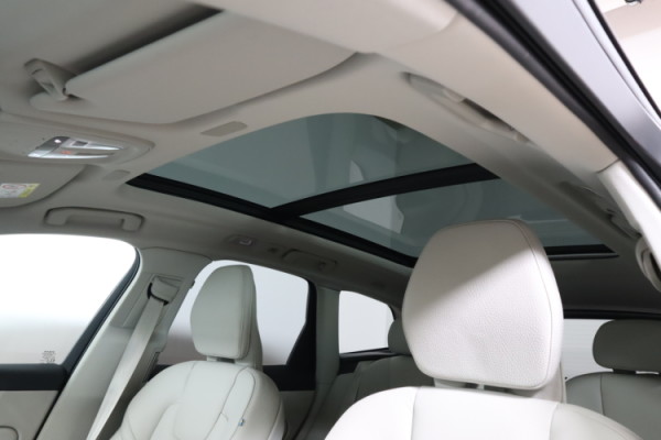 Esittelykuva VOLVO XC60 lataushybridiautosta.