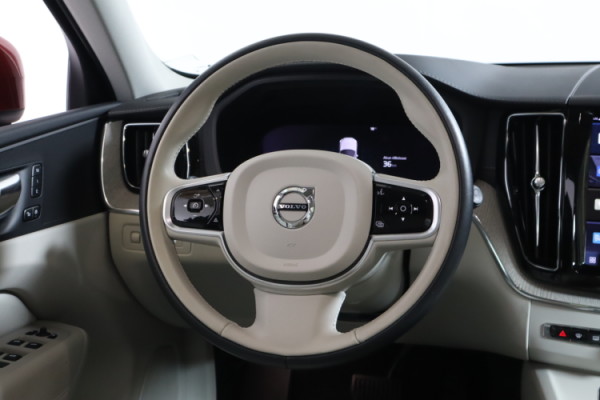 Esittelykuva VOLVO XC60 lataushybridiautosta.